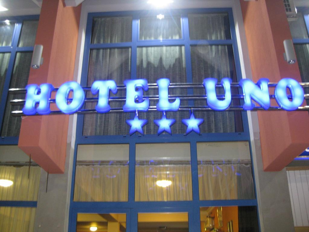 Hotel Uno Kecskemet Exterior photo